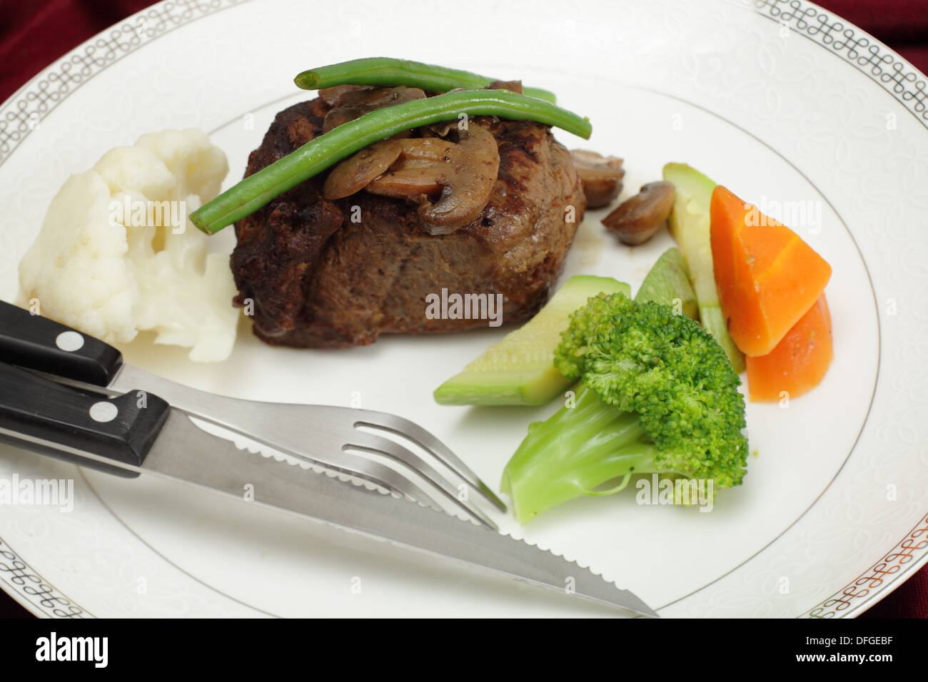 Tournedos de boeuf (steak sauce) servi avec des champignons, haricots verts cuits à la vapeur, courgettes, chou-fleur, la carotte et le brocoli Banque D'Images