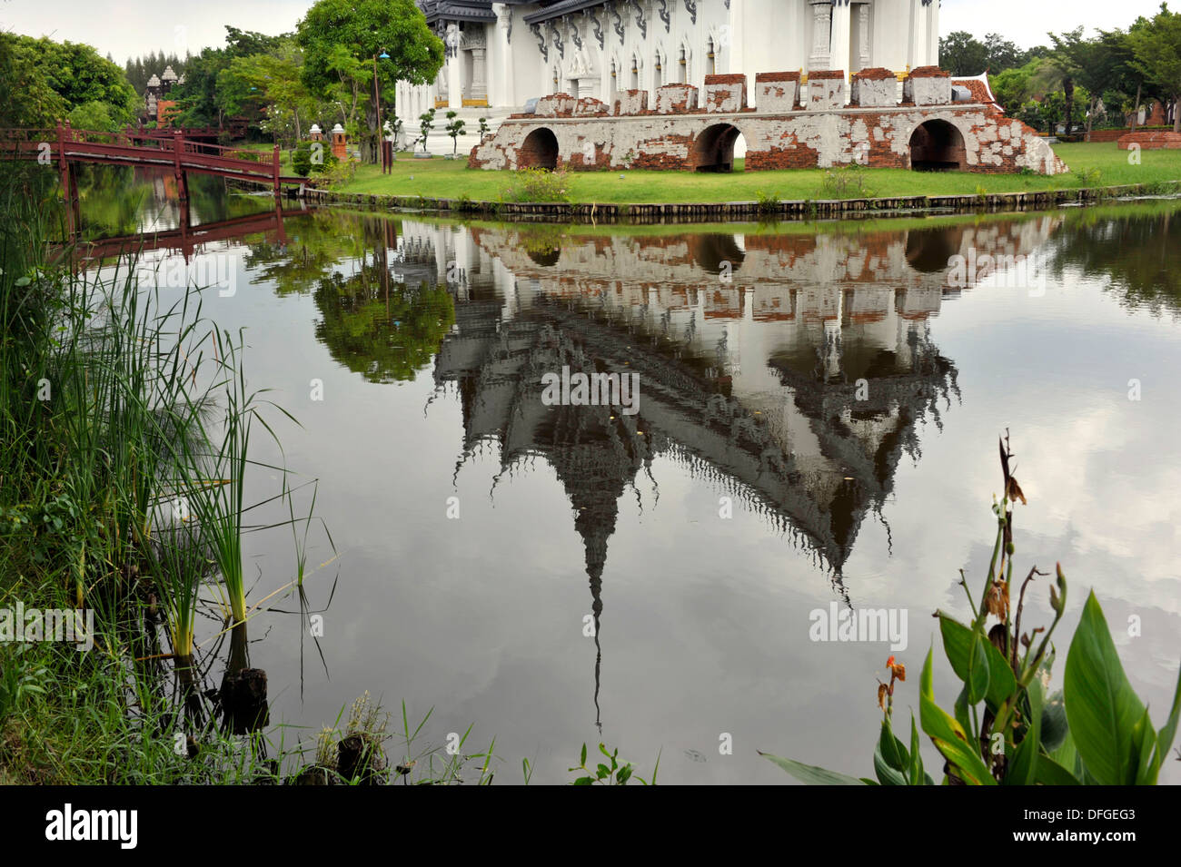 Reflet de Sanphet Prasat Palace à l'ancienne Siam attraction touristique près de Bangkok, en Thaïlande. Banque D'Images