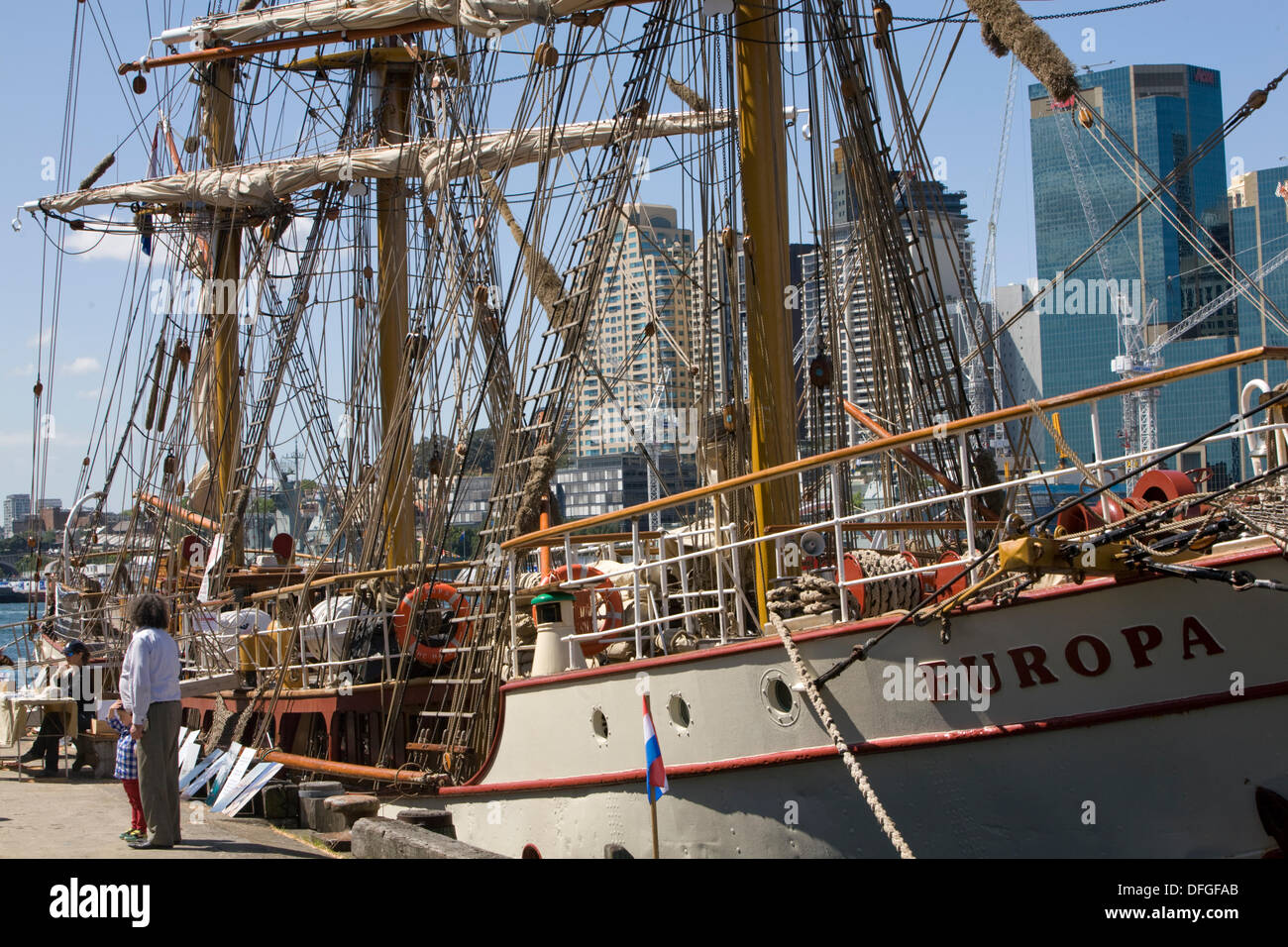 Le port de Sydney, Australie . 08Th Oct, 2013. Navires de guerre et de grands navires dans le port de Sydney pour célébrer ses 100 ans depuis la première Marine royale australienne est entrée dans le port de Sydney.Vendredi 4 octobre 2013. Crédit : martin berry/Alamy Live News Banque D'Images