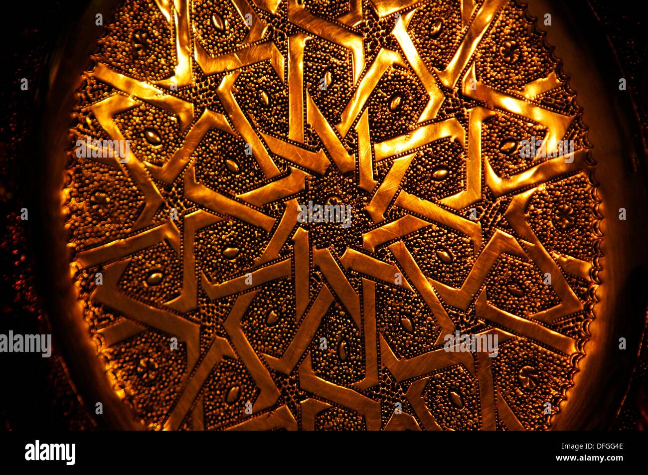 Artisanat : plaque de cuivre, Maroc Banque D'Images