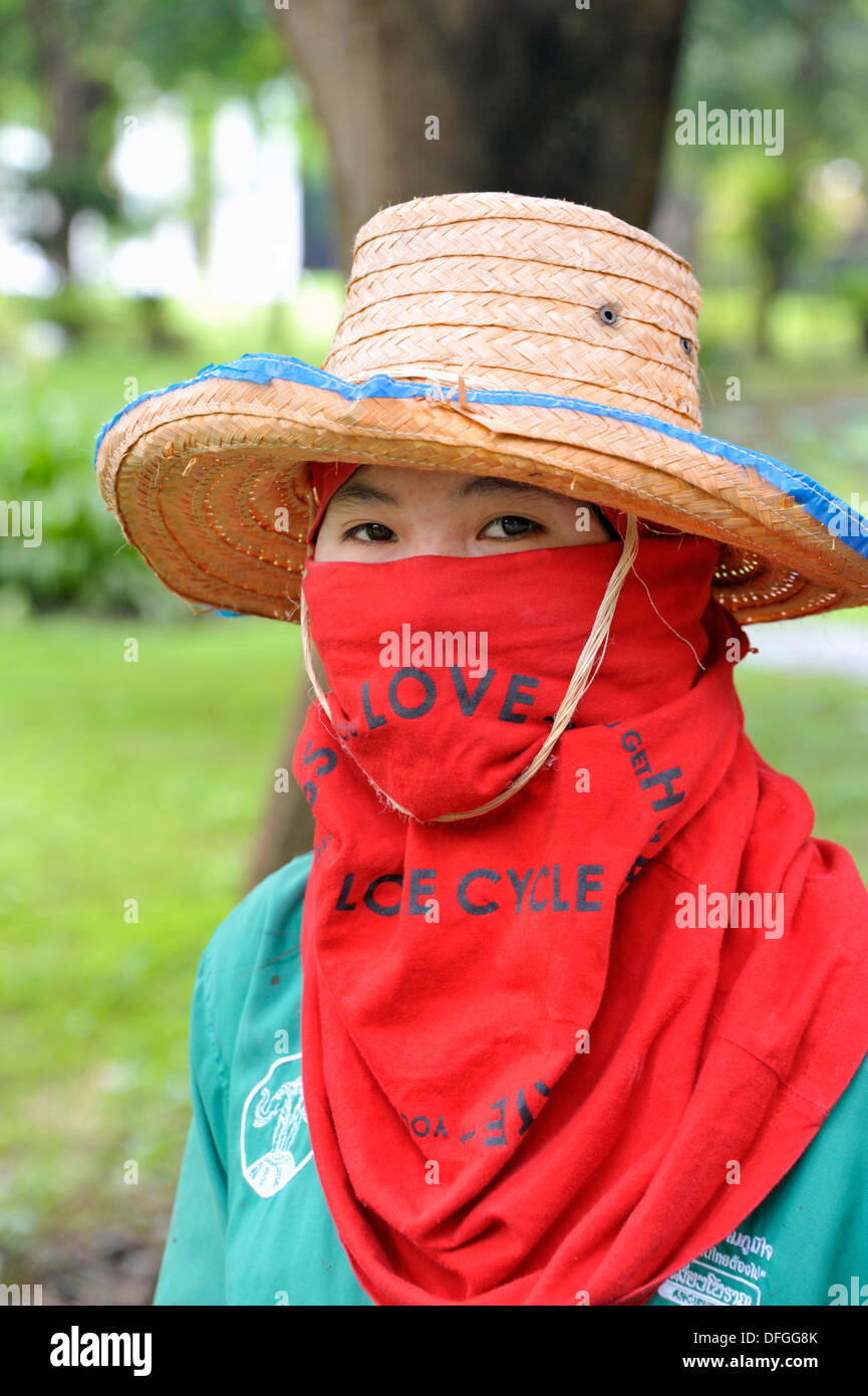 Dame thaïlandaise travailleur jardin habillé pour protéger du soleil. Banque D'Images