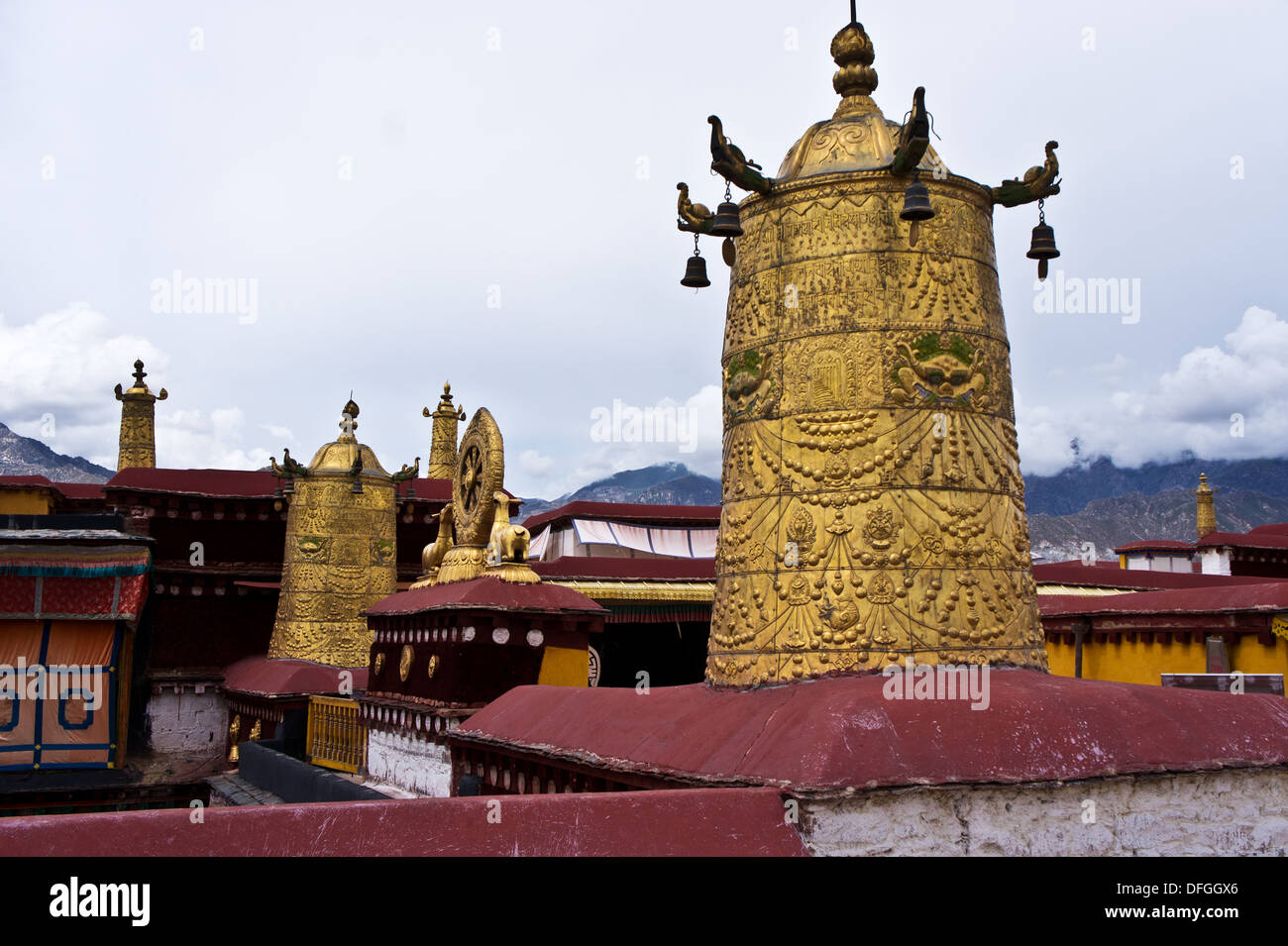 Cylindre doré clochers, le toit du palais du Potala, Lhassa, Tibet Banque D'Images