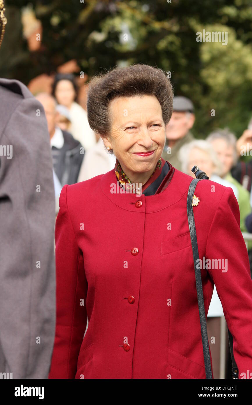 Didcot, Oxfordshire, UK. 08Th Oct, 2013. La princesse Anne médaille remise des prix aux membres du 11 Régiment de NEM après leur tournée en Afghanistan aujourd'hui à Didcot. Petericardo lusabia : Crédit/Alamy Live News Banque D'Images