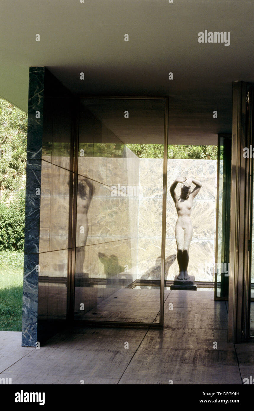 Georg Kolbe sculpture. Mies van der Rohe pavilion. Barcelone, Espagne Banque D'Images