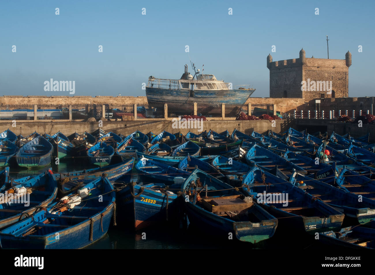 Traditionnellement peints les bateaux de pêche. Dans l'arrière-plan, une fortification appelée 'skala du port ( Maroc) Banque D'Images