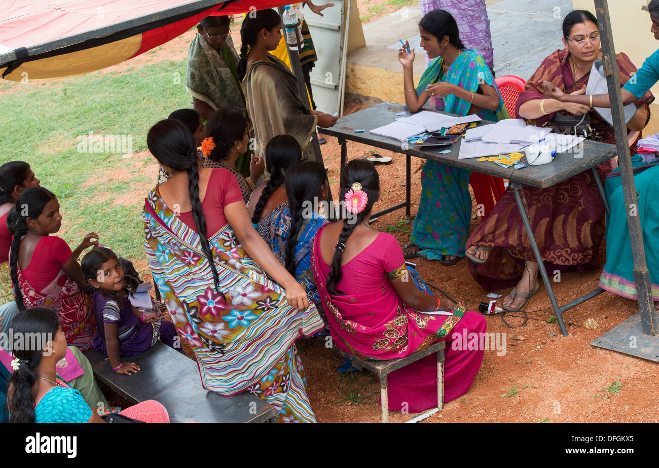 Les femmes de l'Inde rurale en zone d'attente de gynécologie à Sri Sathya Sai Baba mobiles de proximité hôpital clinique. L'Andhra Pradesh, Inde Banque D'Images