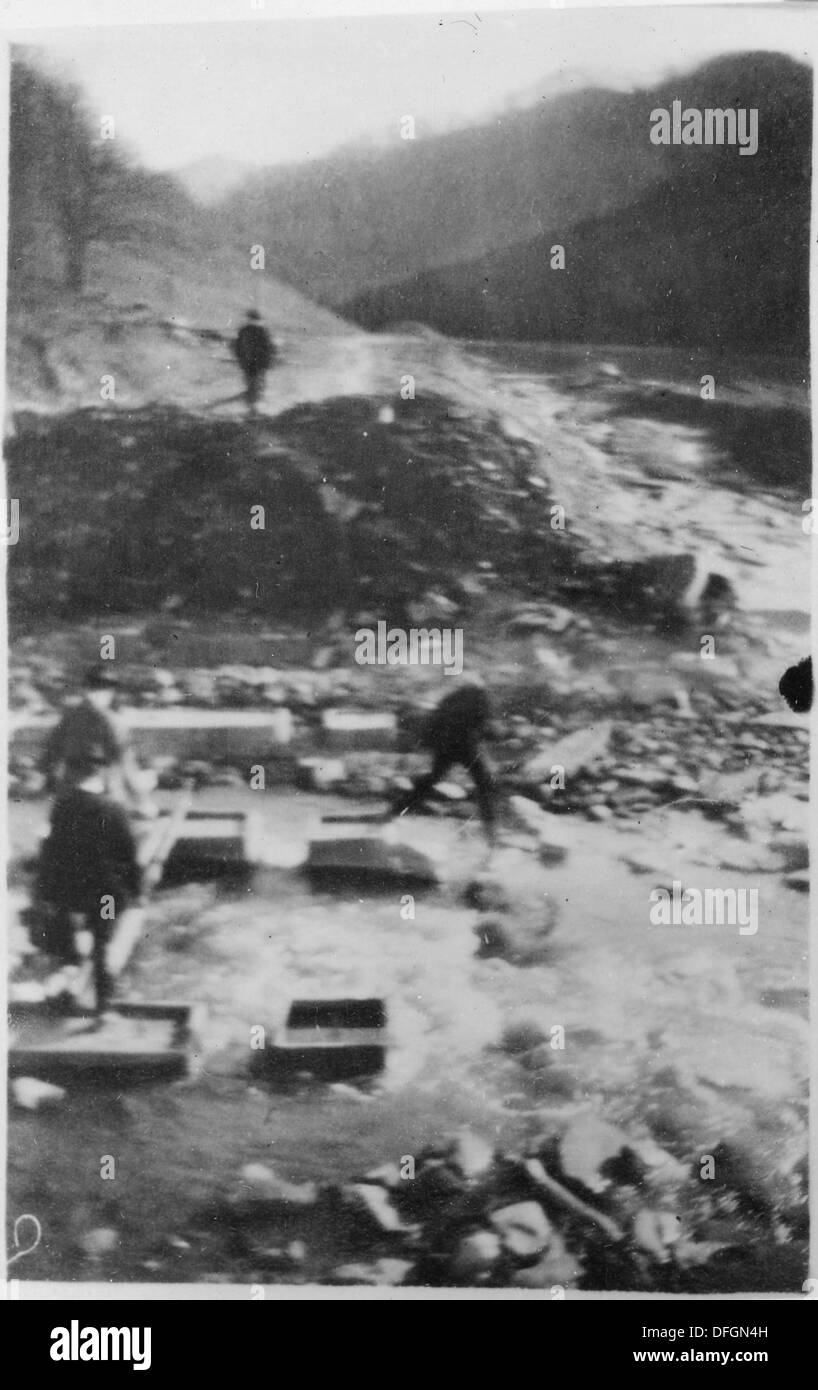 Franklin D. Roosevelt, accompagné d'autres personnes, est photographié dans le comté de Harlan, Kentucky. L'image met en évidence son interaction avec les communautés locales pendant sa présidence. Banque D'Images