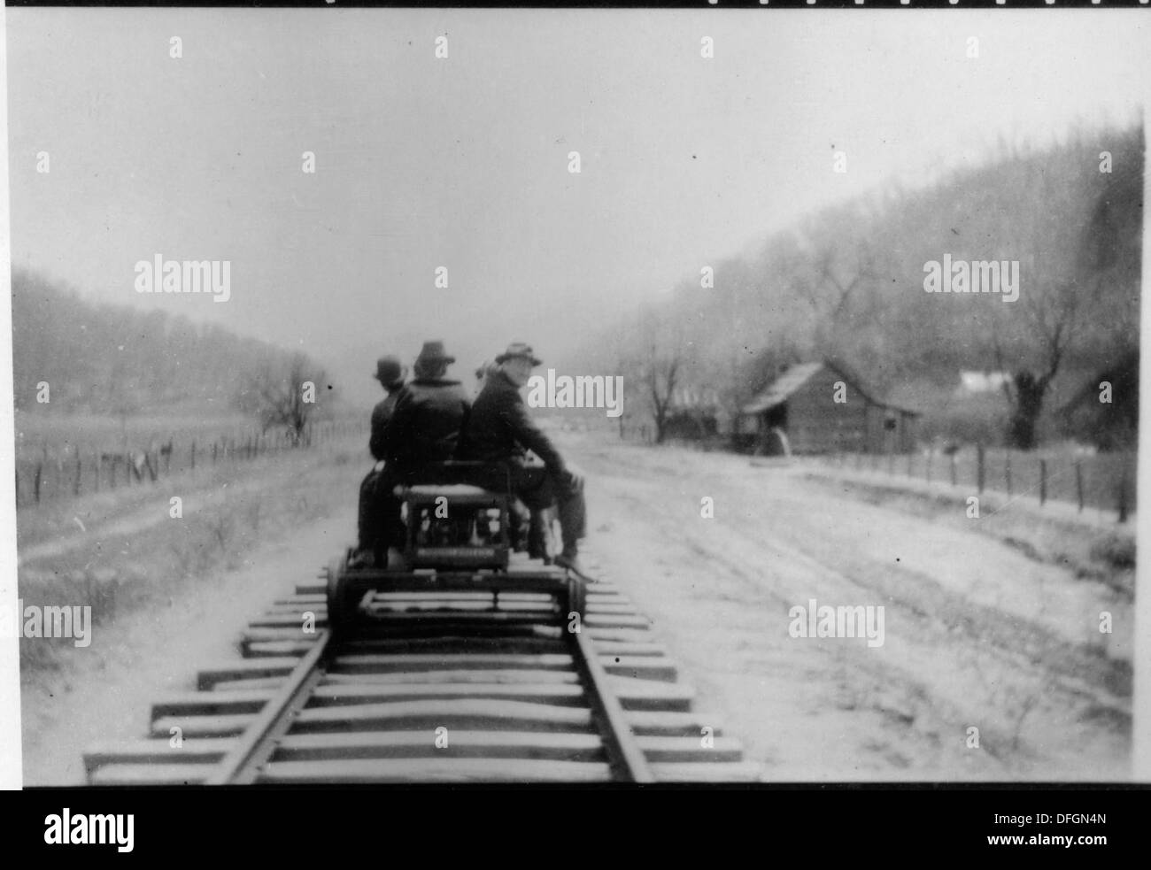 Le président Franklin D. Roosevelt est photographié avec d'autres personnes dans le comté de Harlan, Kentucky, lors d'une de ses visites dans la région, susceptible de discuter de questions liées à la Grande dépression et aux efforts de rétablissement. Banque D'Images