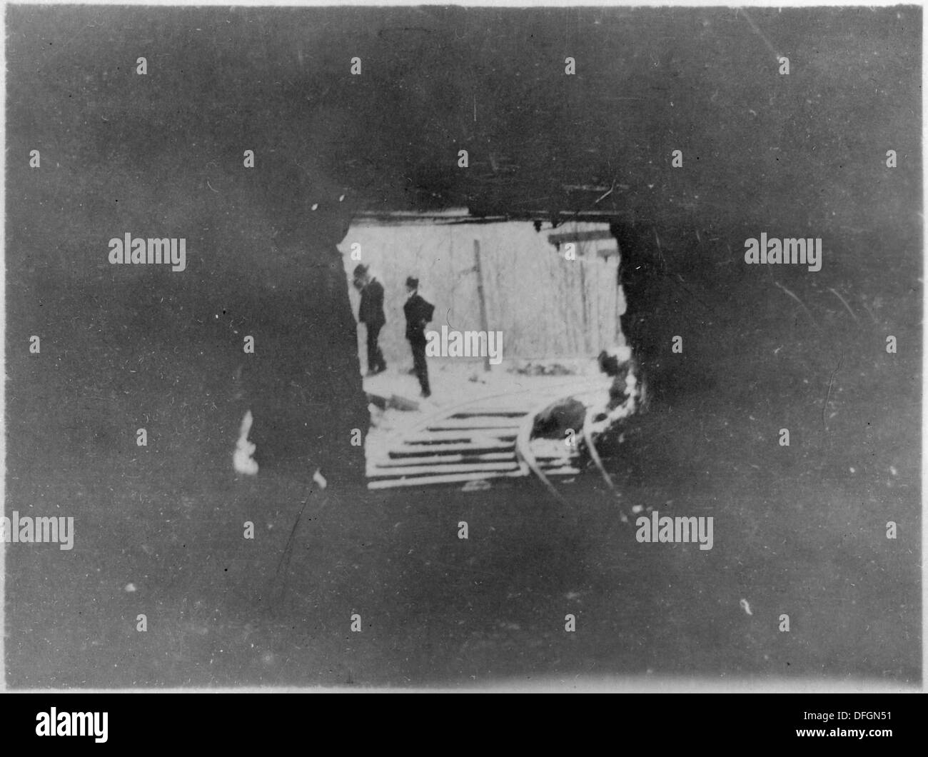 Franklin D. Roosevelt est photographié avec d'autres dans le comté de Harlan, Kentucky, pendant sa présidence, soulignant son engagement avec les communautés locales pendant son mandat. Banque D'Images