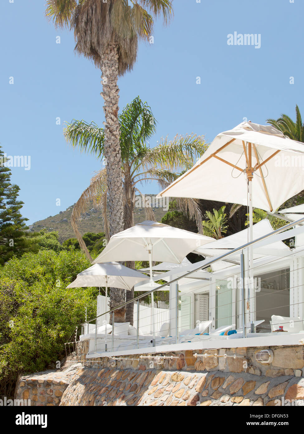 Parasols et chaises longues sur patio Banque D'Images