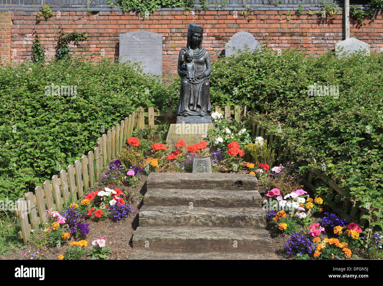 Statue de "Notre Dame de Coventry, dans des jardins du Prieuré, sur le site de la première cathédrale de Coventry, St Mary's, dans le Warwickshire, Royaume-Uni Banque D'Images