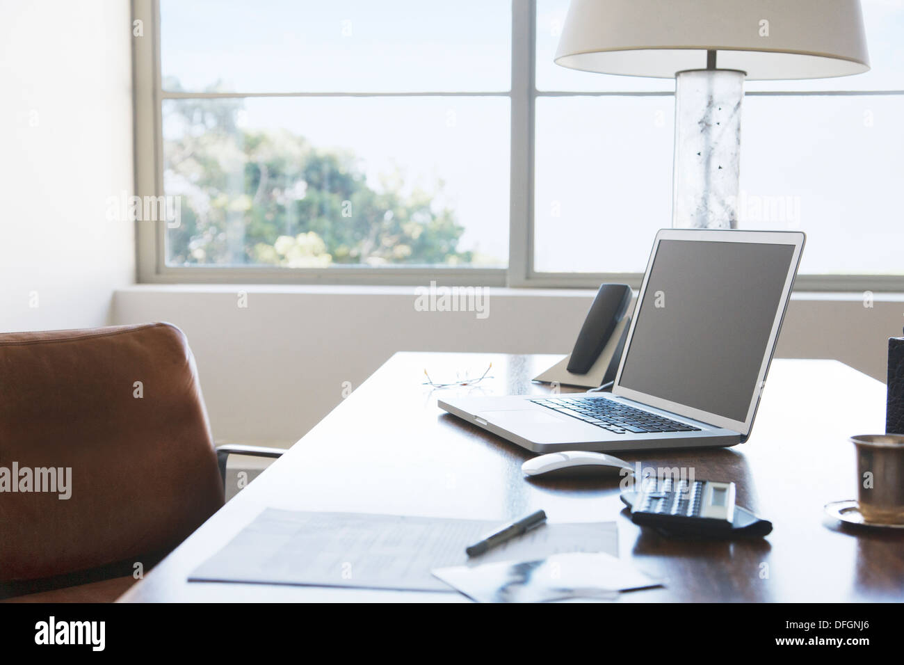 Ordinateur portable sur desk in office Banque D'Images