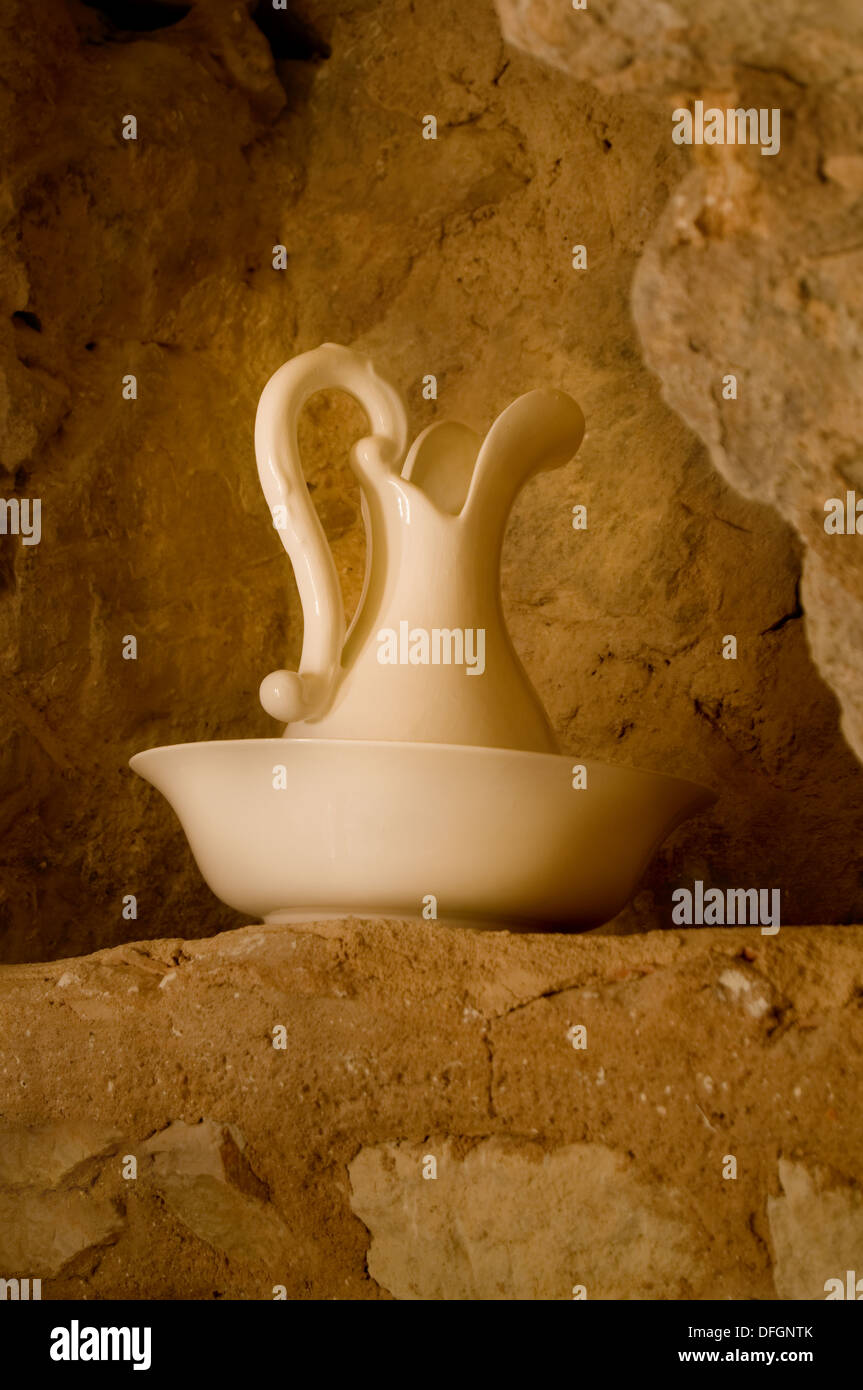 Bol et pichet ancien blanc Banque de photographies et d’images à haute ...