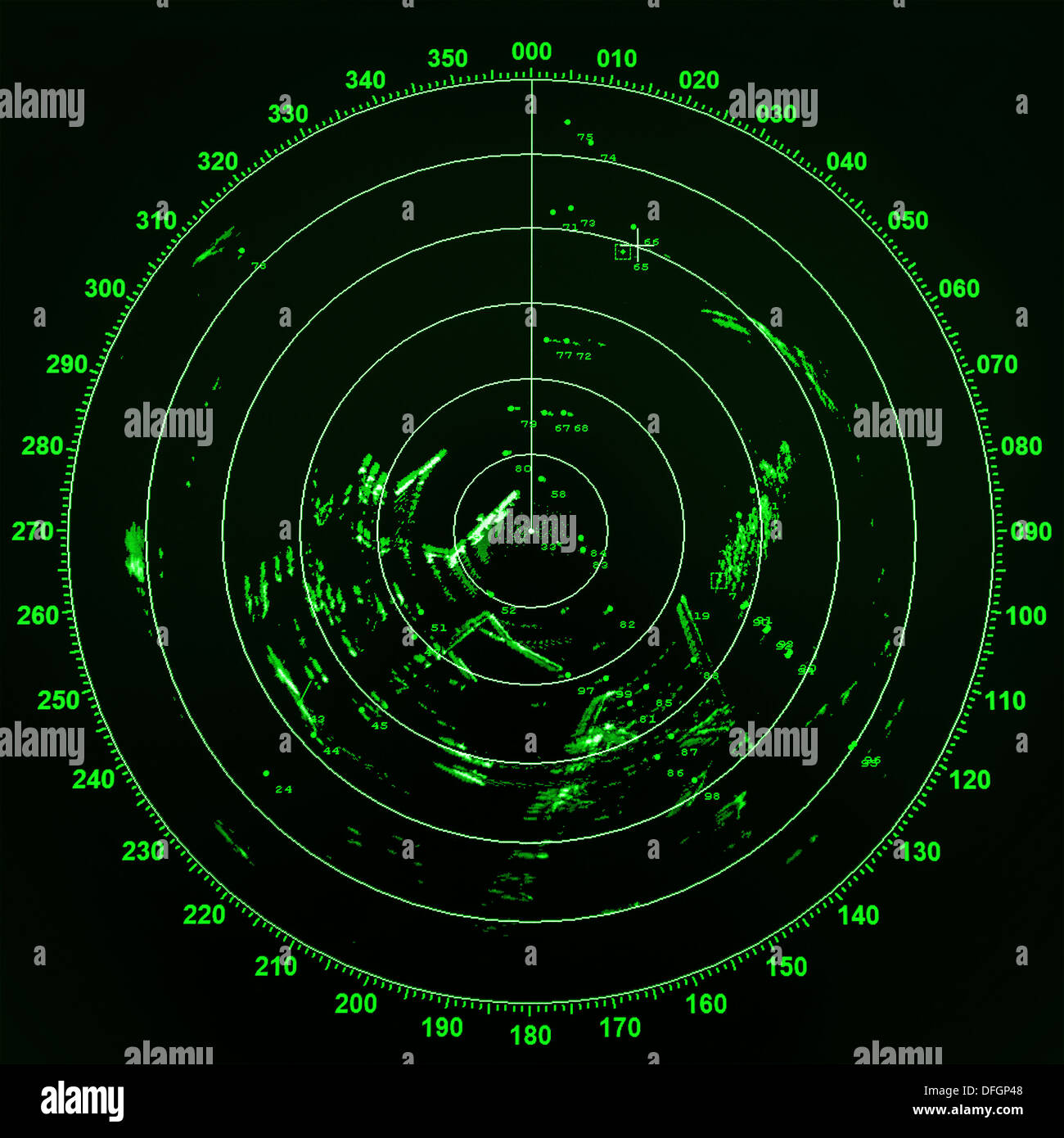 L'écran radar des navires modernes avec carte rond vert sur fond noir Banque D'Images