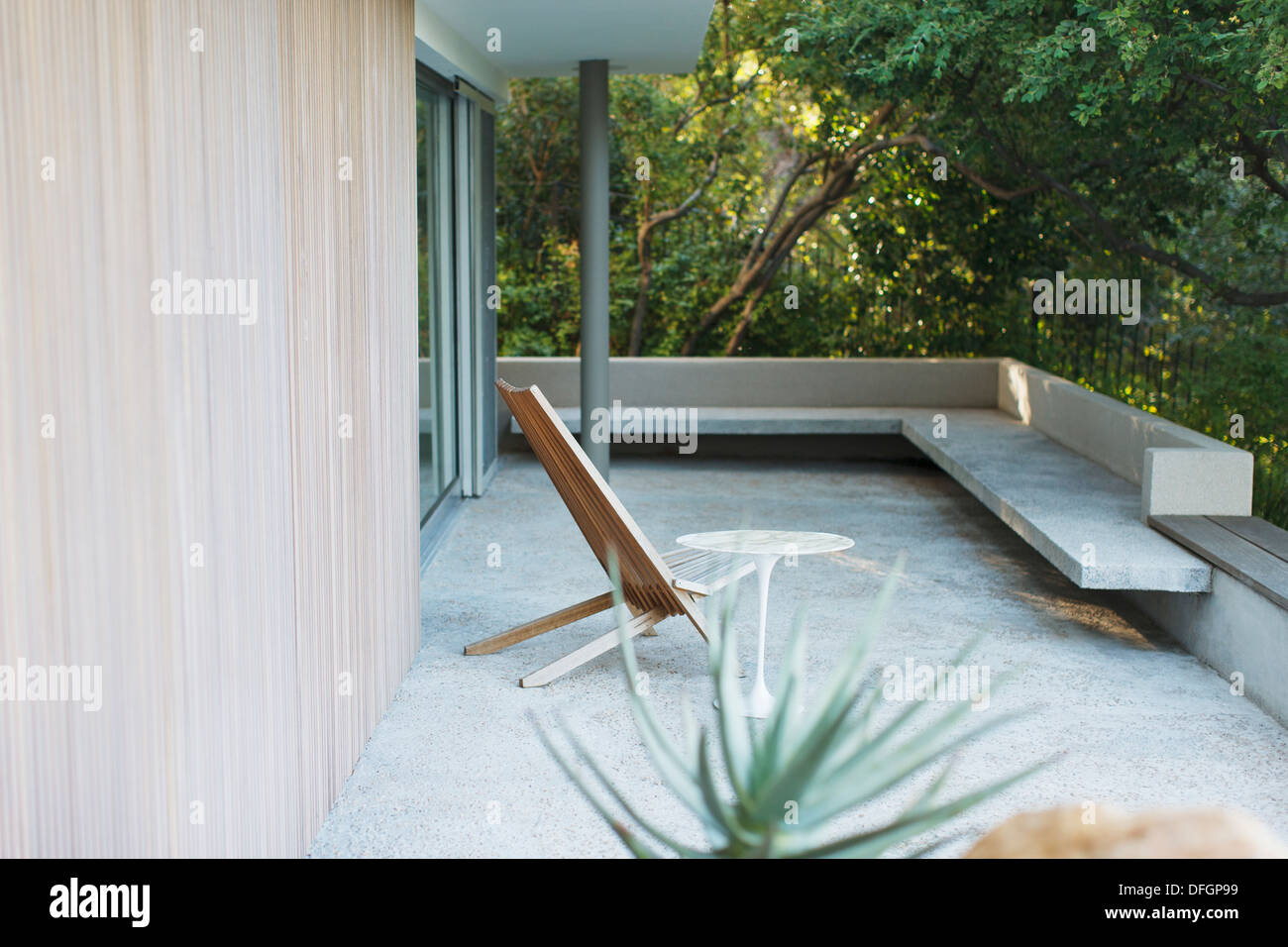 Chaise et table sur un patio moderne Banque D'Images