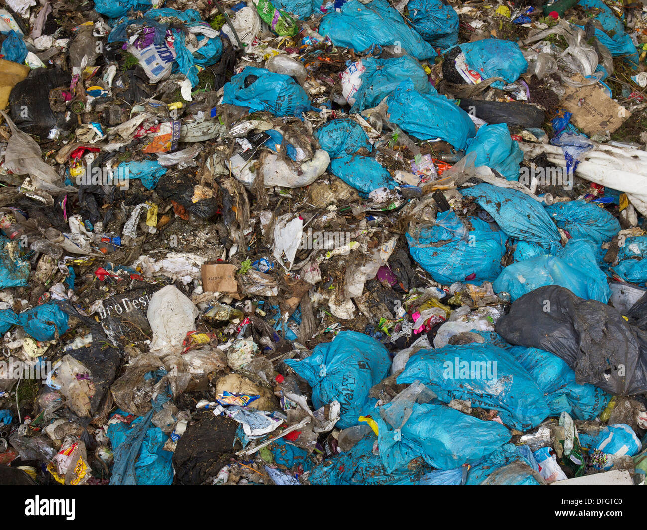 Smelly tas de déchets ménagers moyenne, prêt à être traité Banque D'Images