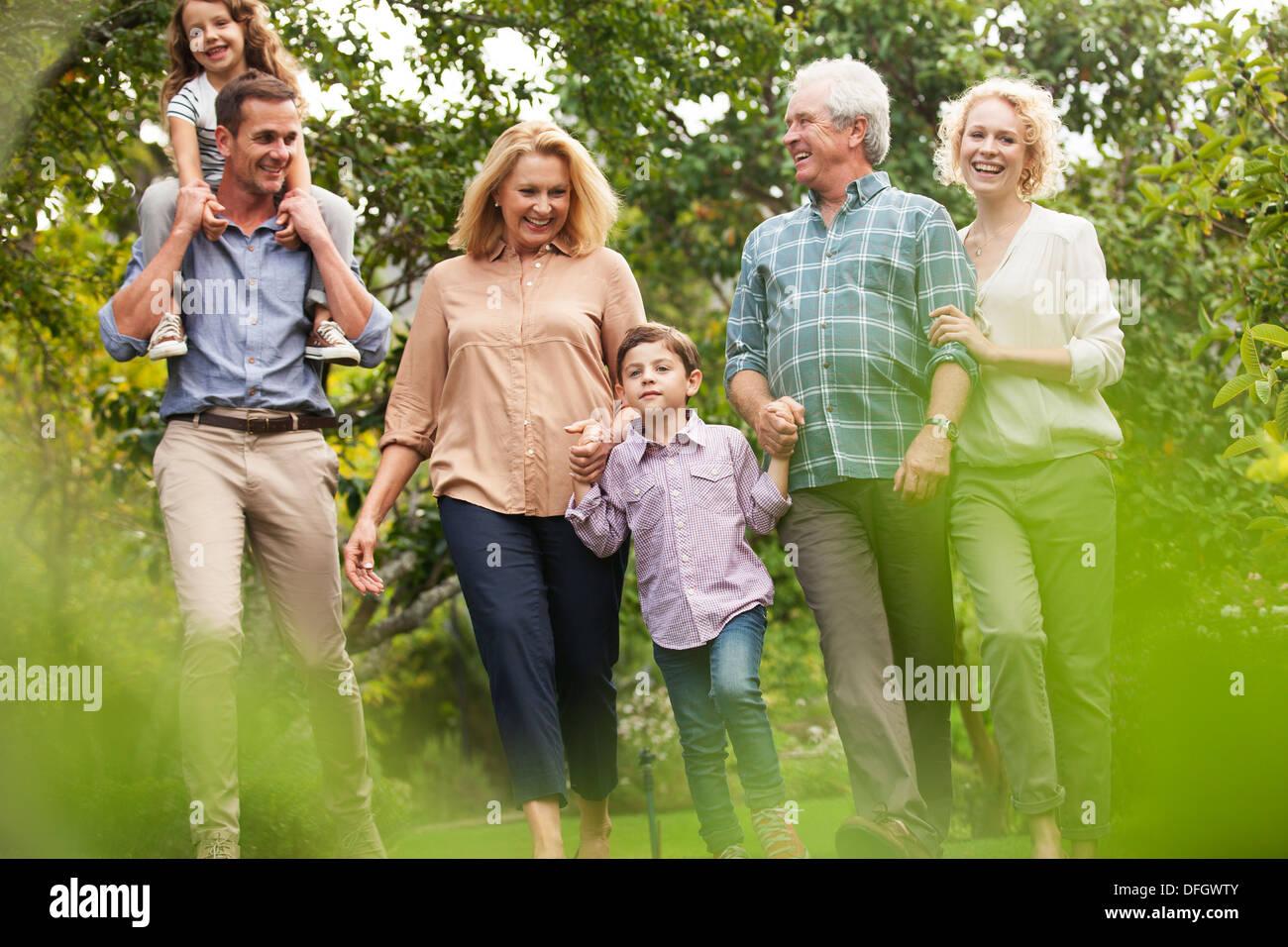 Multi-generation family walking in park Banque D'Images