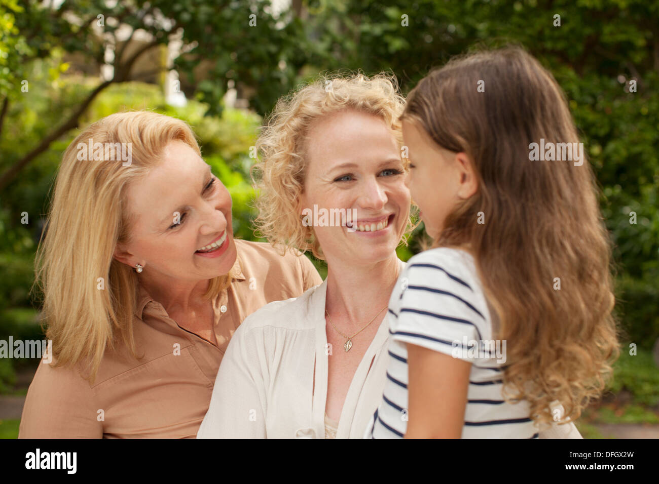Trois générations de femmes smiling outdoors Banque D'Images