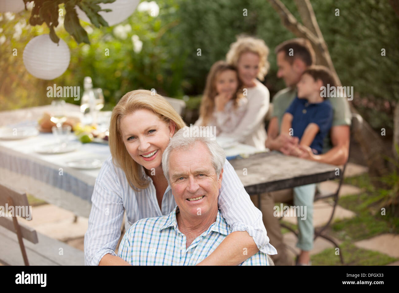 Portrait of smiling senior couple pique-nique en famille Banque D'Images