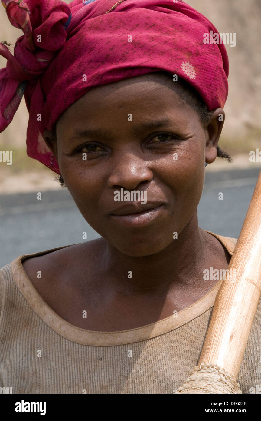 Portrait de femme rwandaise, manœuvre avec la pioche dans la main près de Gitarama Rwanda Afrique Centrale Banque D'Images