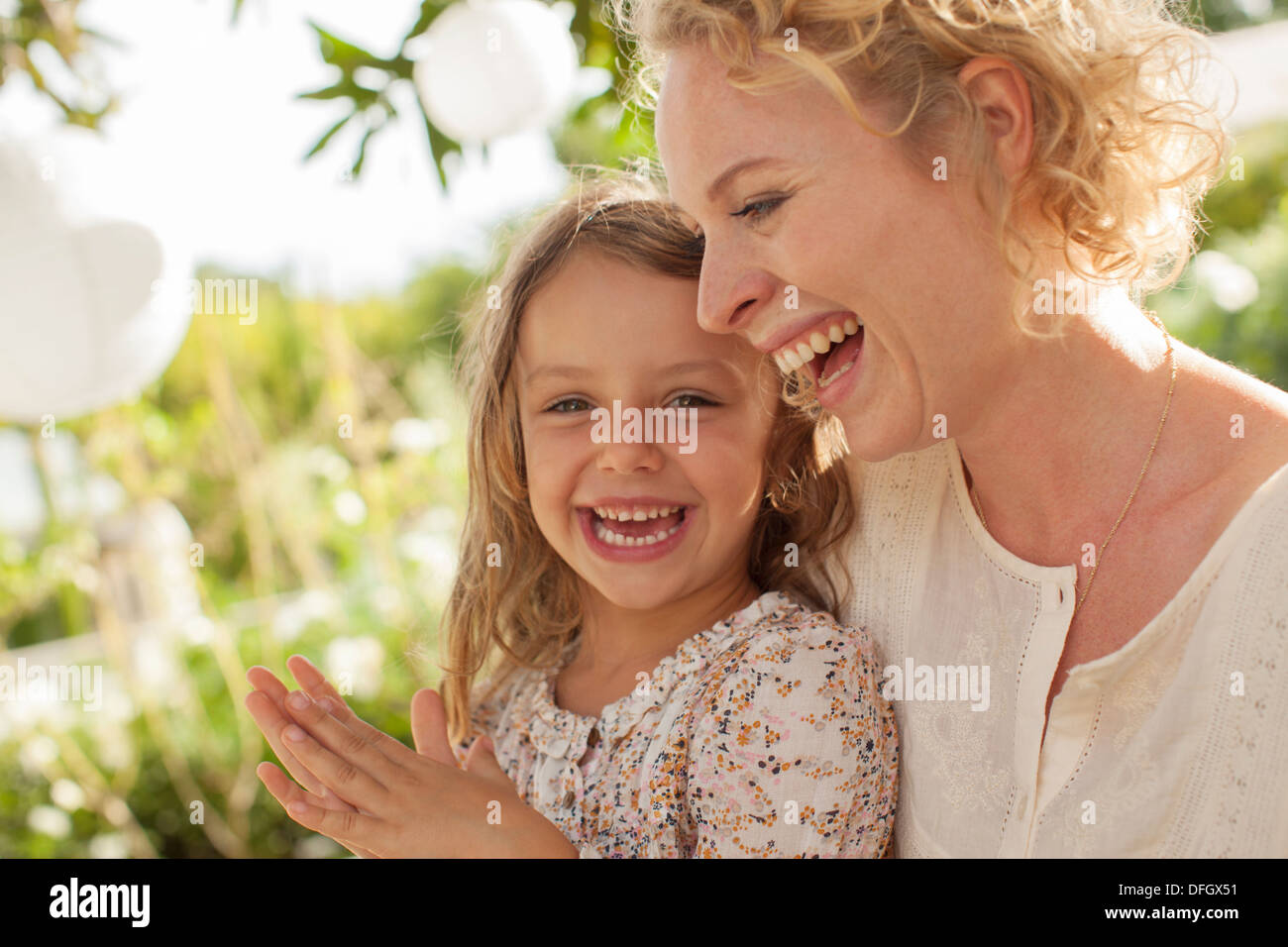 Mère et fille laughing outdoors Banque D'Images