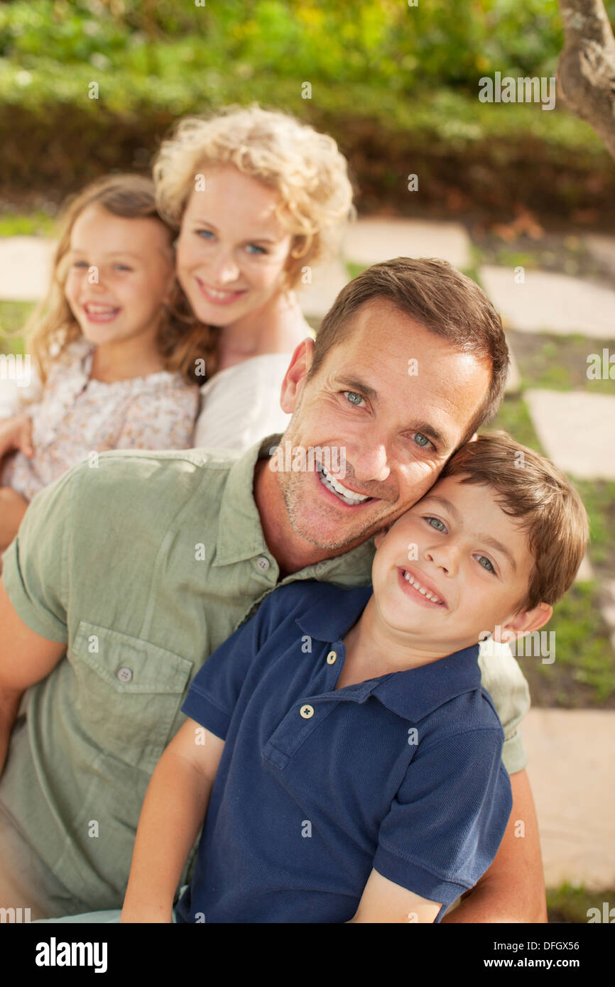 Portrait of smiling family outdoors Banque D'Images