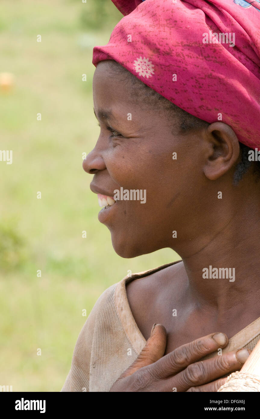 Portrait de femme rwandaise, manœuvre avec la pioche dans la main près de Gitarama Rwanda Afrique Centrale Banque D'Images