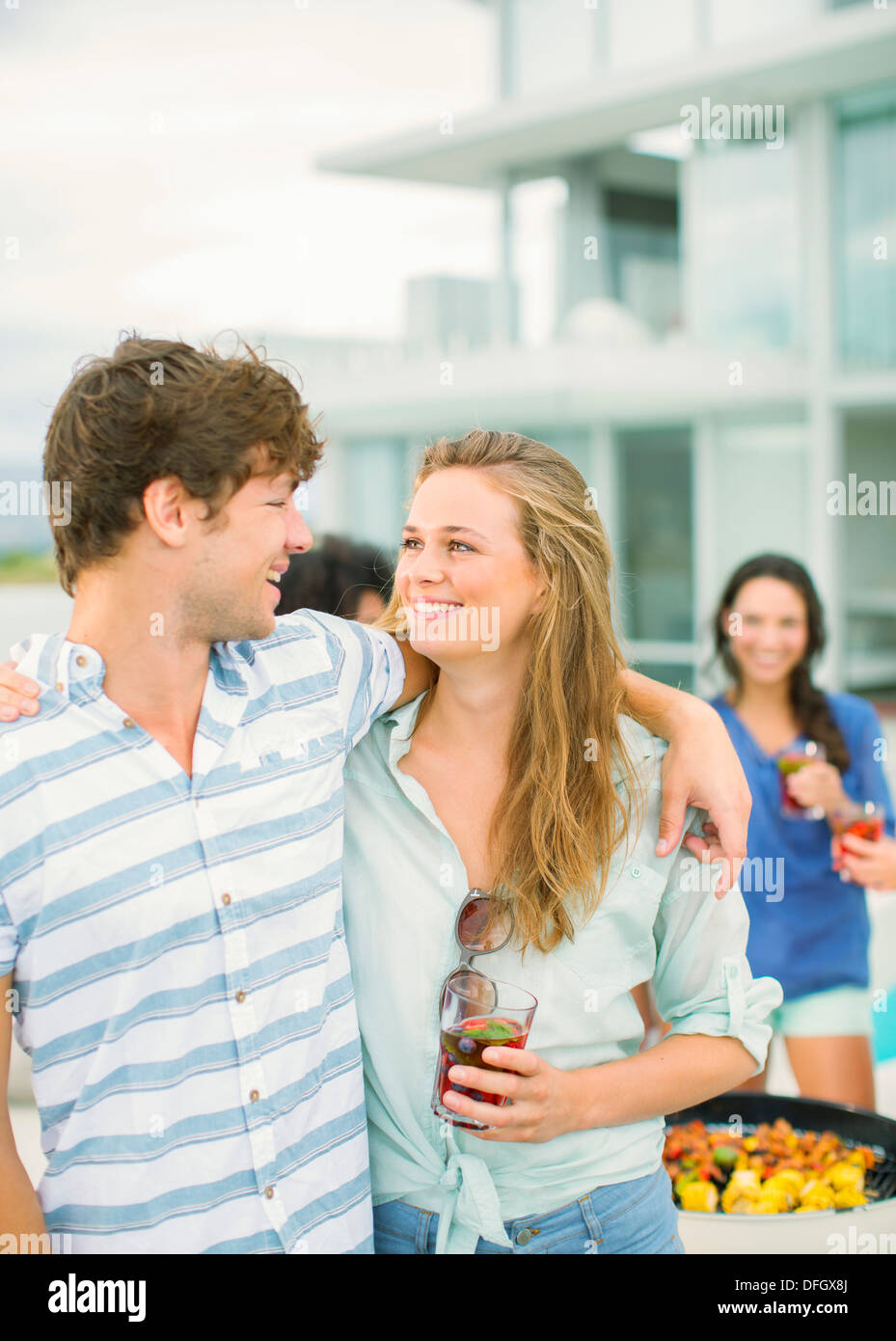Couple hugging at barbecue Banque D'Images