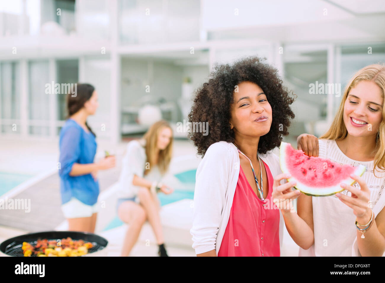 Women eating watermelon at barbecue Banque D'Images