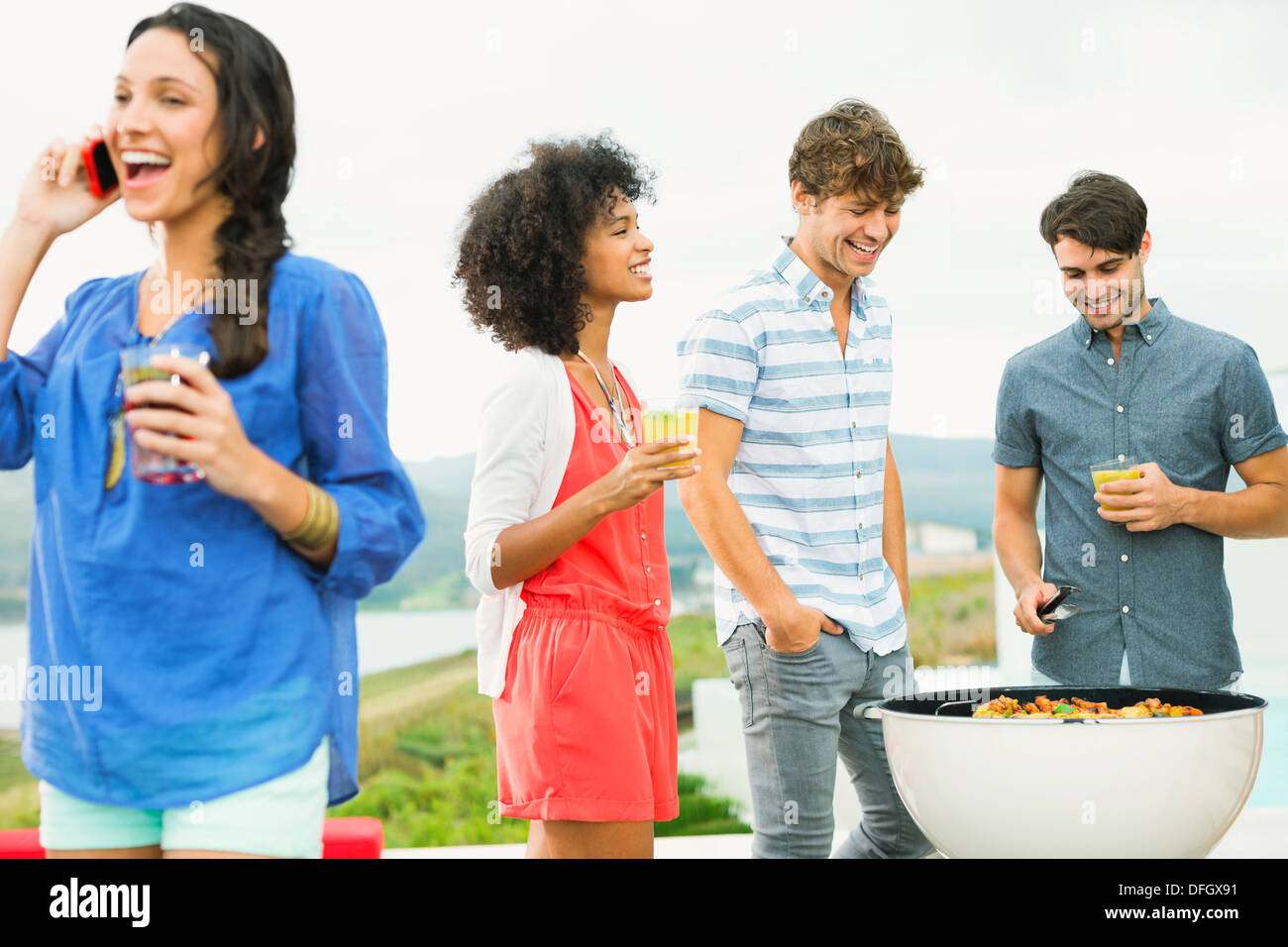 Amis parler at barbecue Banque D'Images