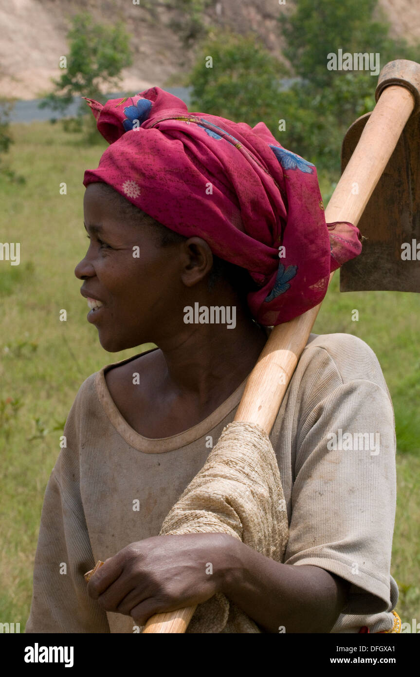 Femme rwandaise, ouvrier avec sa pioche dans la main près de Gitarama Rwanda Afrique Centrale Banque D'Images