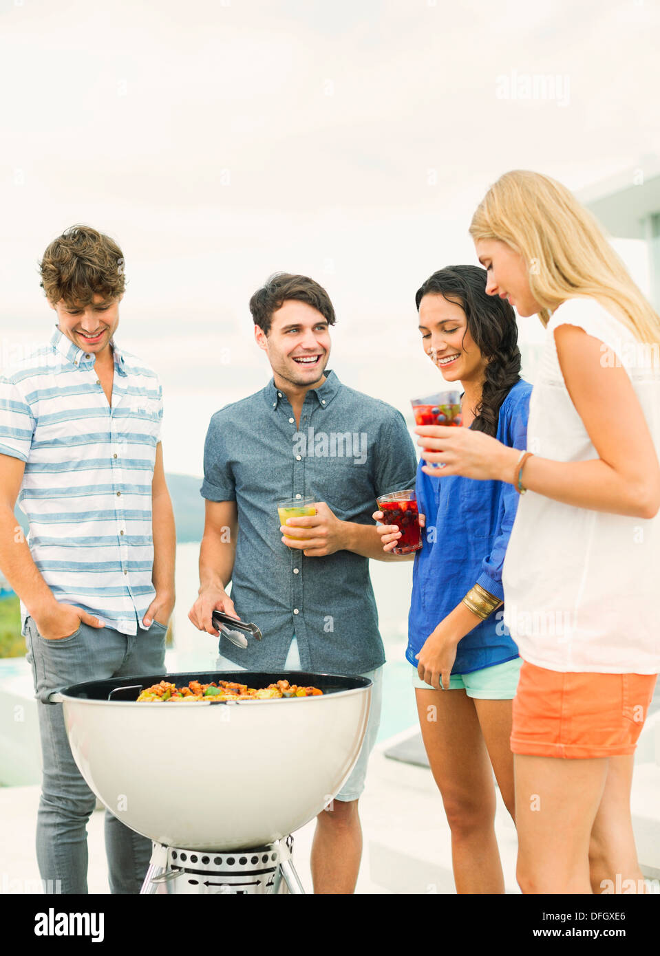 Amis parler autour d'un barbecue Banque D'Images