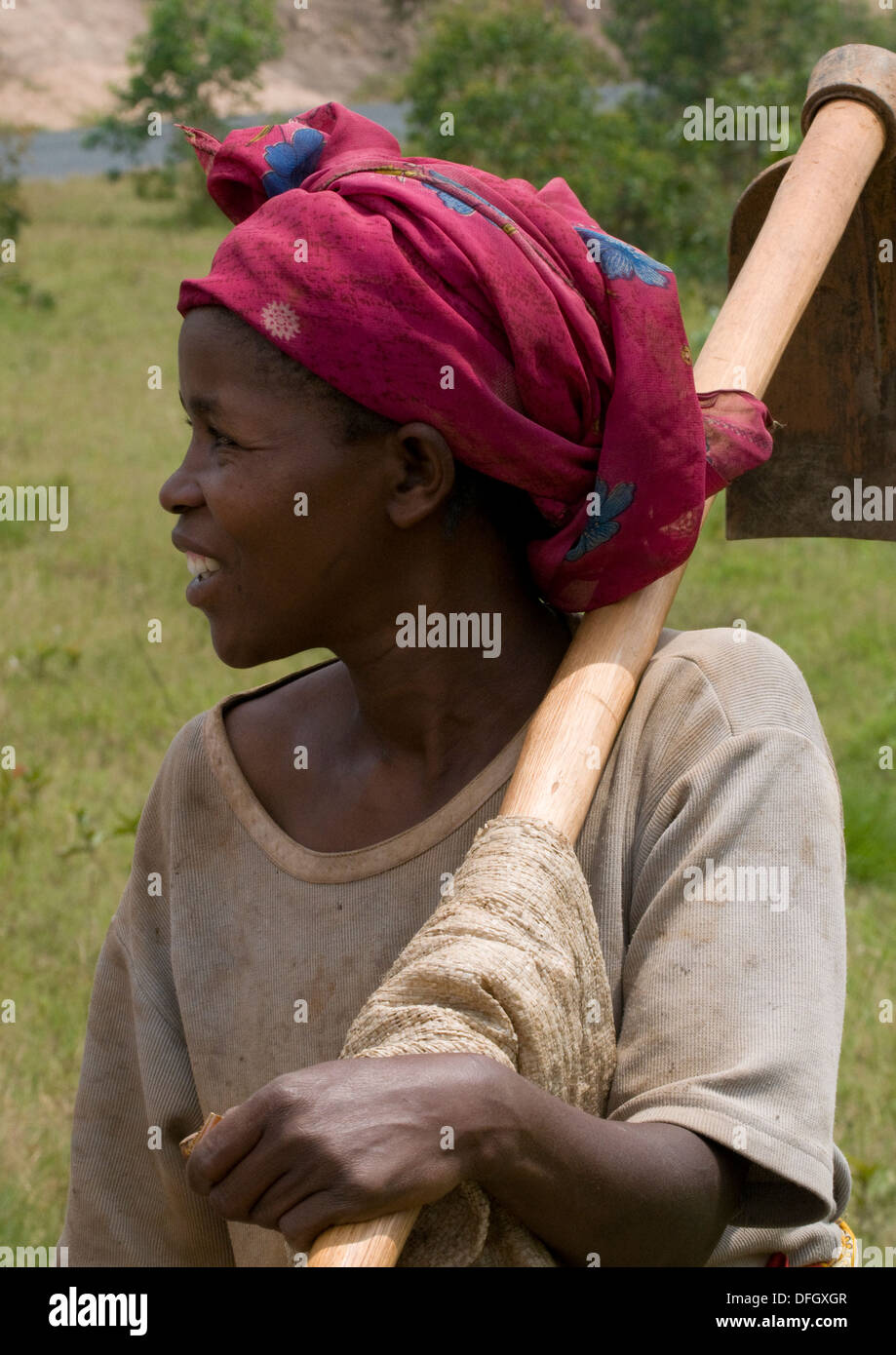 Femme rwandaise, ouvrier avec sa pioche dans la main près de Gitarama Rwanda Afrique Centrale Banque D'Images