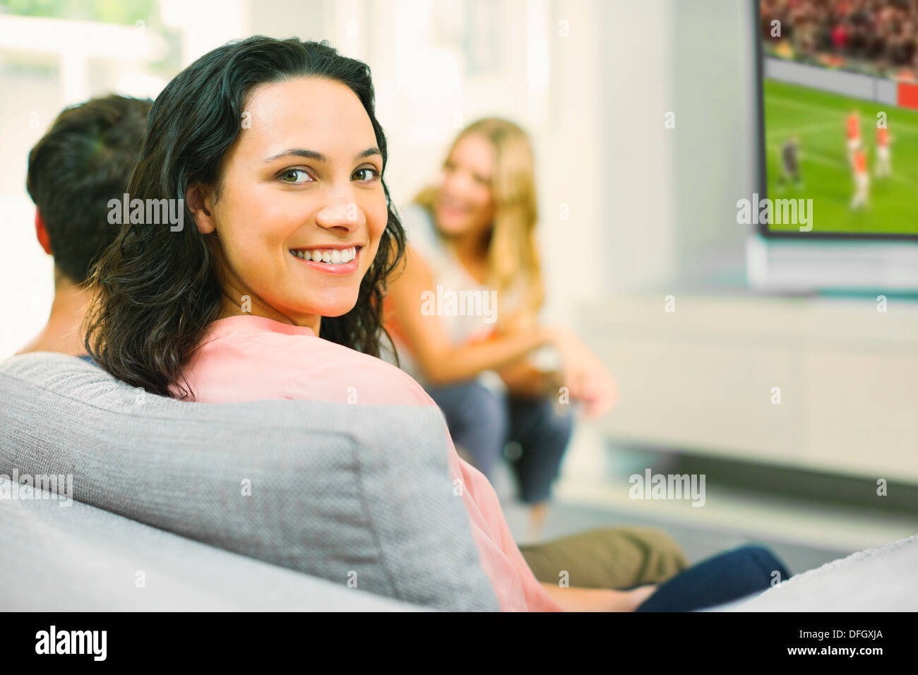 Portrait of smiling woman on sofa Banque D'Images