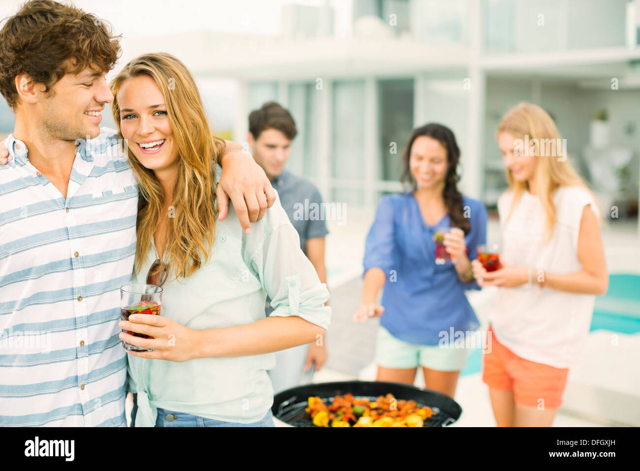 Couple hugging at barbecue Banque D'Images
