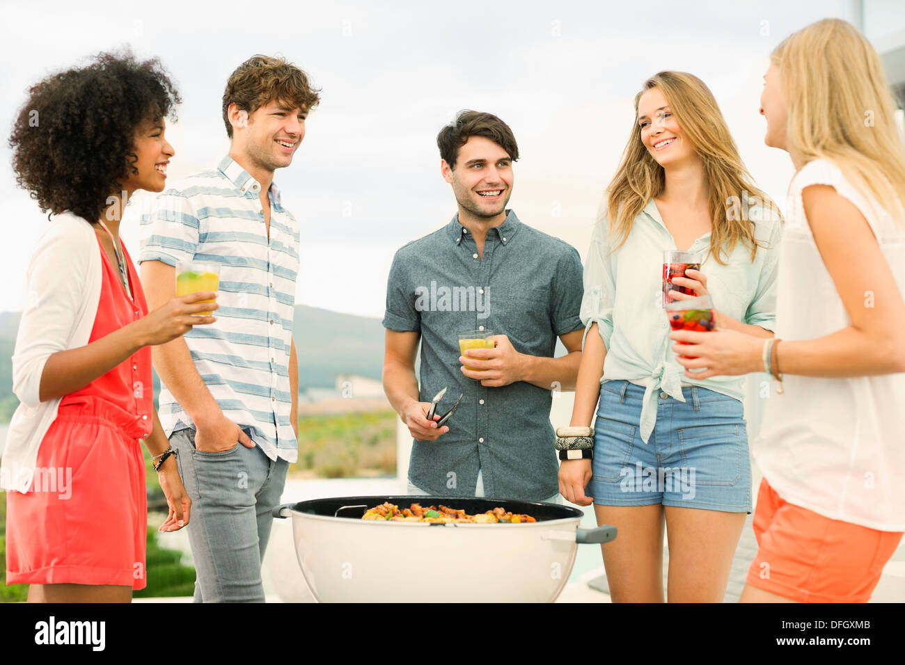 Amis parler at barbecue Banque D'Images