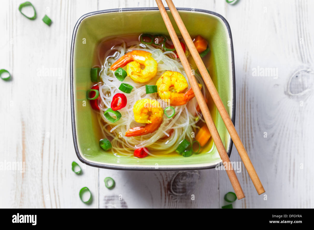 Soupe chinoise aux crevettes et nouilles de riz Banque D'Images