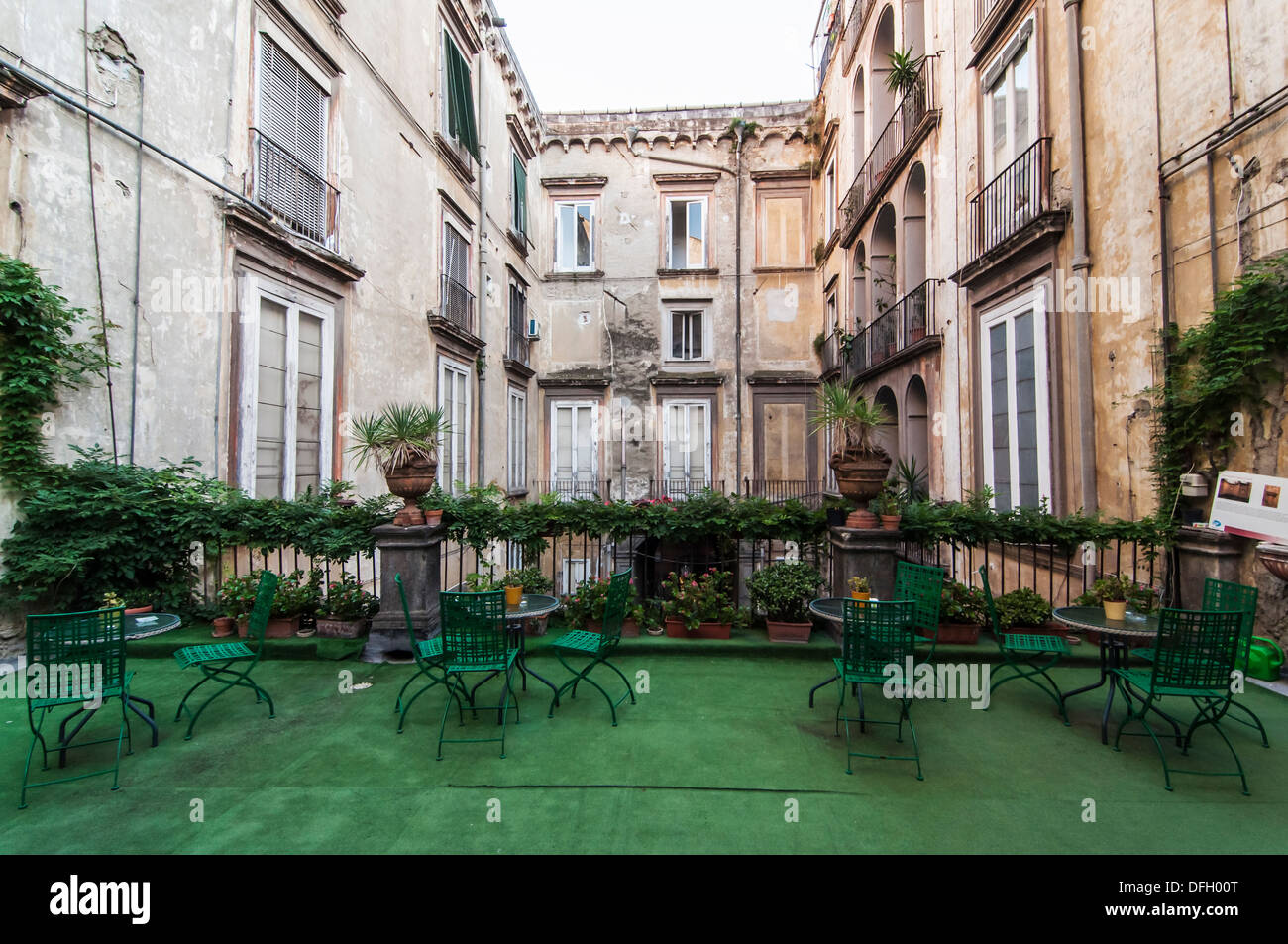 Ancienne terrasse au Palais de Venise à Naples, Italie Banque D'Images