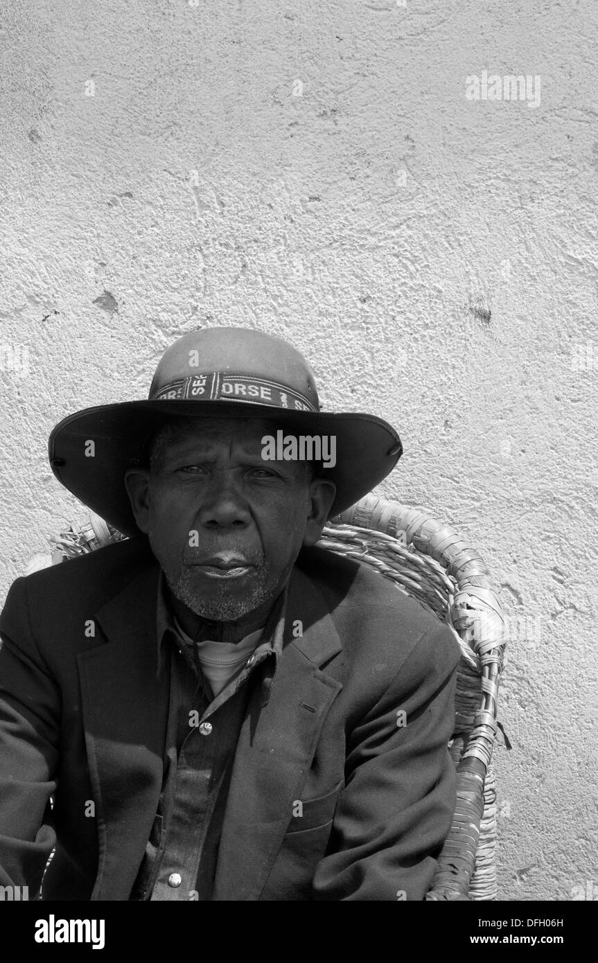 L'Afrique de l'homme ancien à Kinigi rwandais dans les contreforts des montagnes des Virunga accueil du célèbre Gorilles dans la brume près de Ruhengeri Banque D'Images