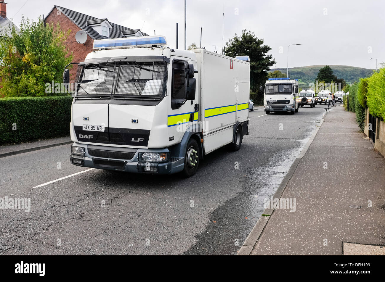 Belfast, en Irlande du Nord, Royaume-Uni. 4e octobre 2013 - Munitions de l'armée de fonctionnaires techniques partir après une heure 25 alerte à la bombe et de suivi vous pouvez enfin prend fin à Finaghy Gare. Crédit : Stephen Barnes/Alamy Live News Banque D'Images