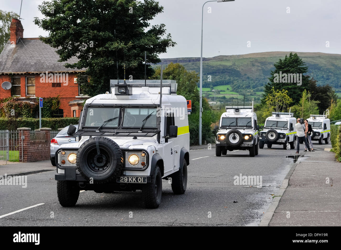 Belfast, en Irlande du Nord, Royaume-Uni. 4e octobre 2013 - congé de l'armée de fonctionnaires techniques de munitions dans Snatch Landrovers après une heure 25 alerte à la bombe et de suivi vous pouvez enfin prend fin à Finaghy Gare. Crédit : Stephen Barnes/Alamy Live News Banque D'Images