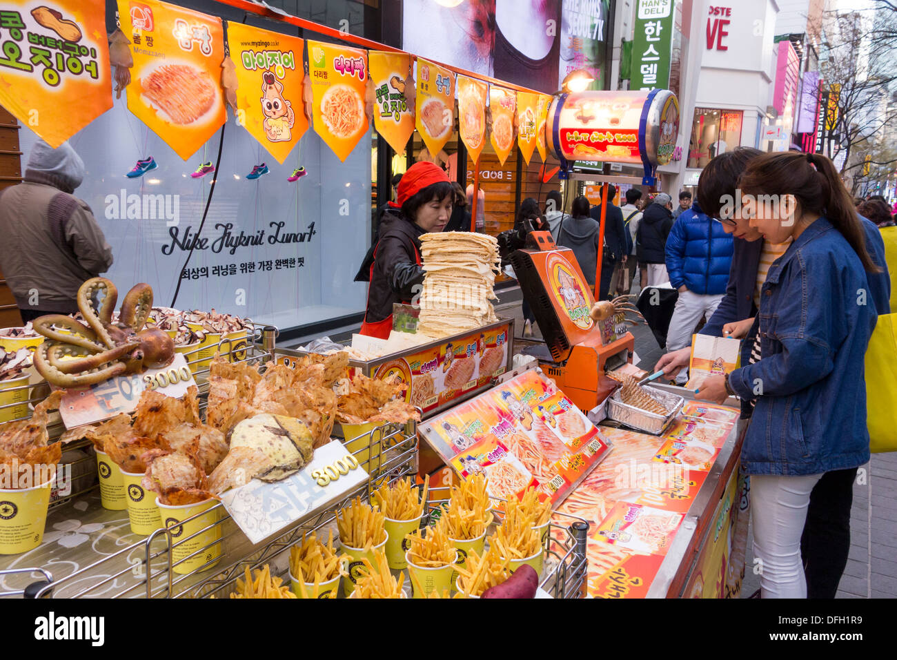 Rues food foods et des collations en soirée dans le populaire quartier commerçant de Gangnam à Séoul, Corée Banque D'Images