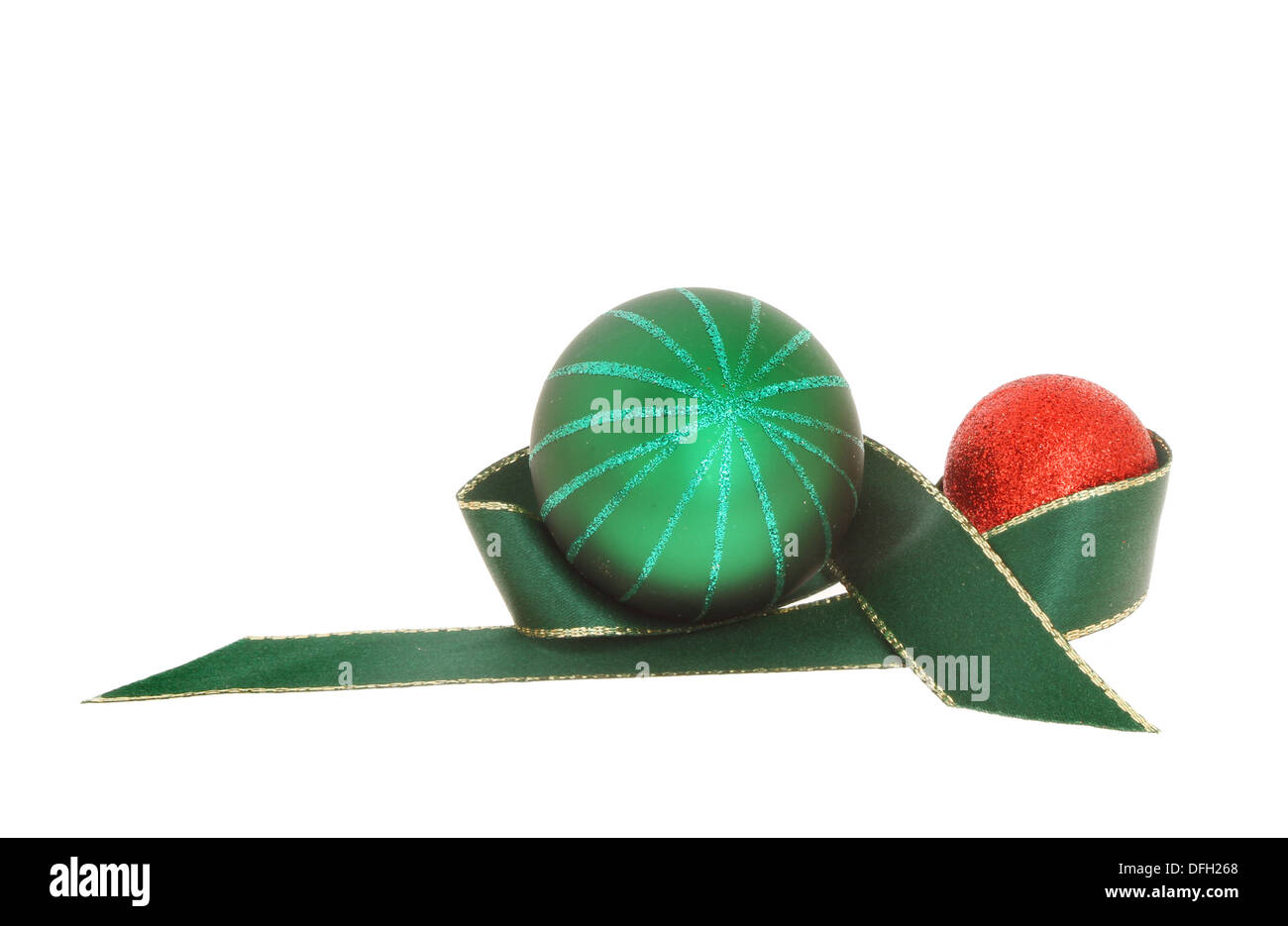 Noël Décoration ruban vert avec des boules rouges et verts isolés contre white Banque D'Images