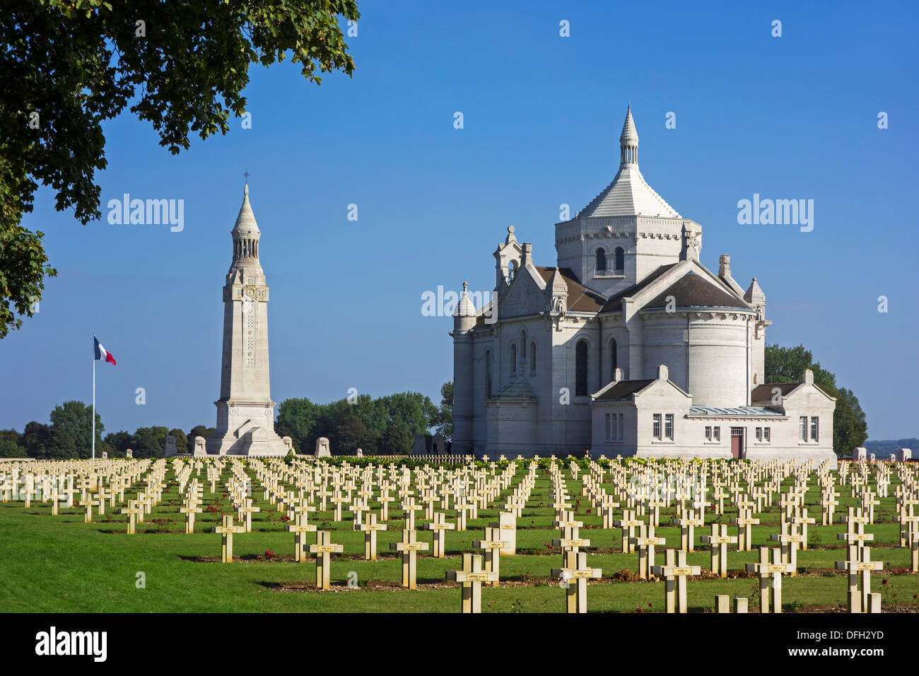 Tour lanterne et chapelle de Notre-Dame de Lorette / Ablain-Saint-Nazaire,  Première Guerre mondiale, un cimetière militaire français, France Photo  Stock - Alamy