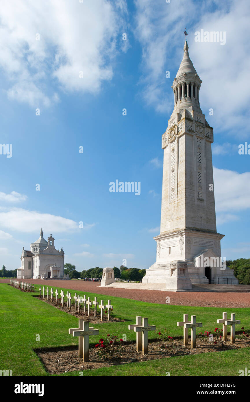 Tour lanterne et chapelle de Notre-Dame de Lorette / Ablain-Saint-Nazaire, Première Guerre mondiale, un cimetière militaire français, France Banque D'Images
