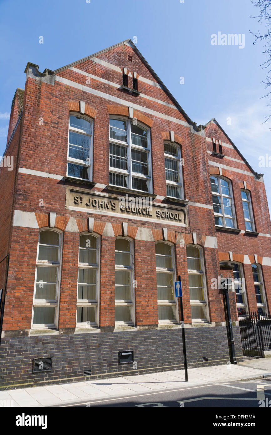 Conseil de l'école, St John St John's école primaires et maternelles, rue française, vieille ville, Southampton, Hampshire, England, UK. Banque D'Images