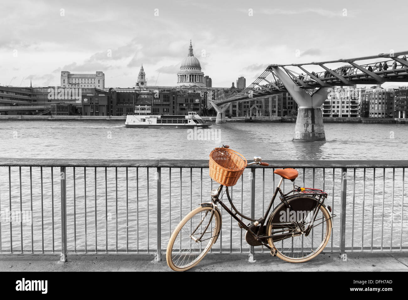 Vélo avec panier en osier contre St Paul's backdrop, Londres, Royaume-Uni Banque D'Images