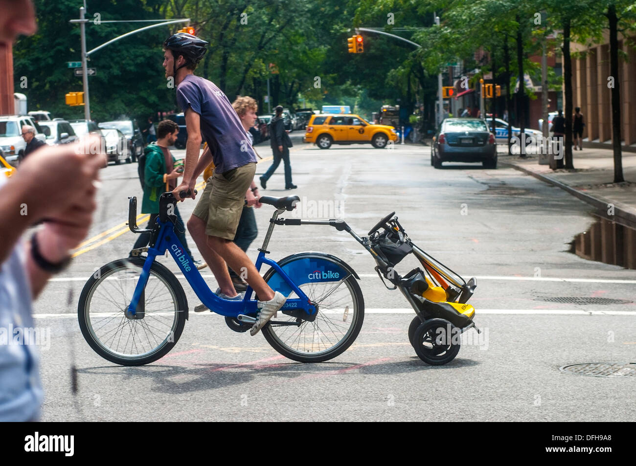 New York, NY 13 août 2013 l'homme sur un CitiBike avec une remorque. Banque D'Images