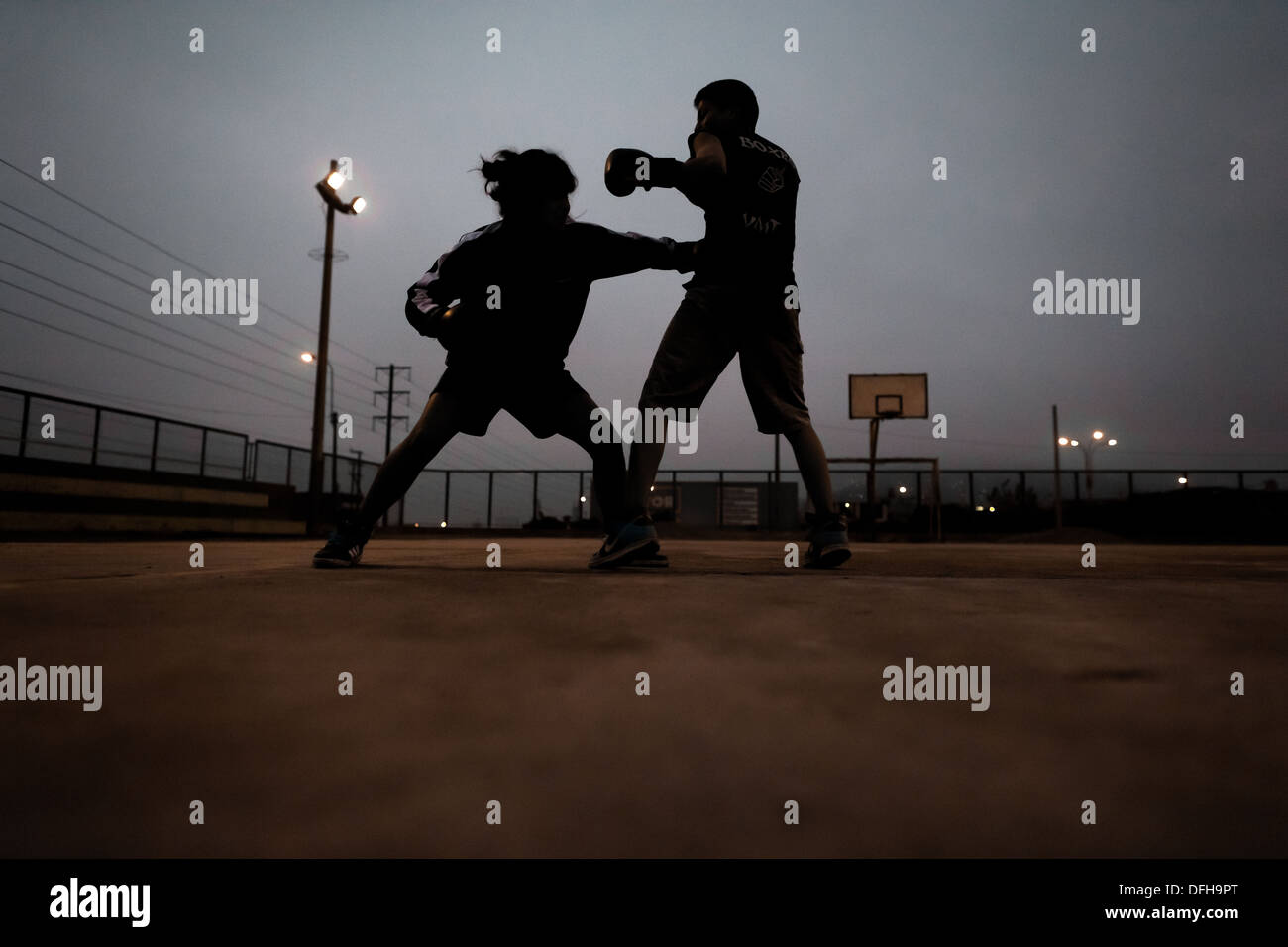 Les jeunes péruviens vu au cours de l'exercice au combat de boxe boxeo vmt boxing club dans un sport en plein air à Lima, Pérou. Banque D'Images
