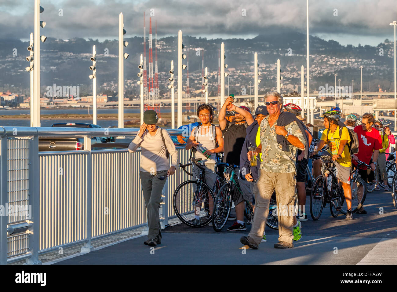 Jour de l'ouverture du nouveau San Francisco-Oakland Bay Bridge sur Septembre 3, 2013 à San Francisco, CA. Les gens sur la nouvelle piste cyclable. Banque D'Images